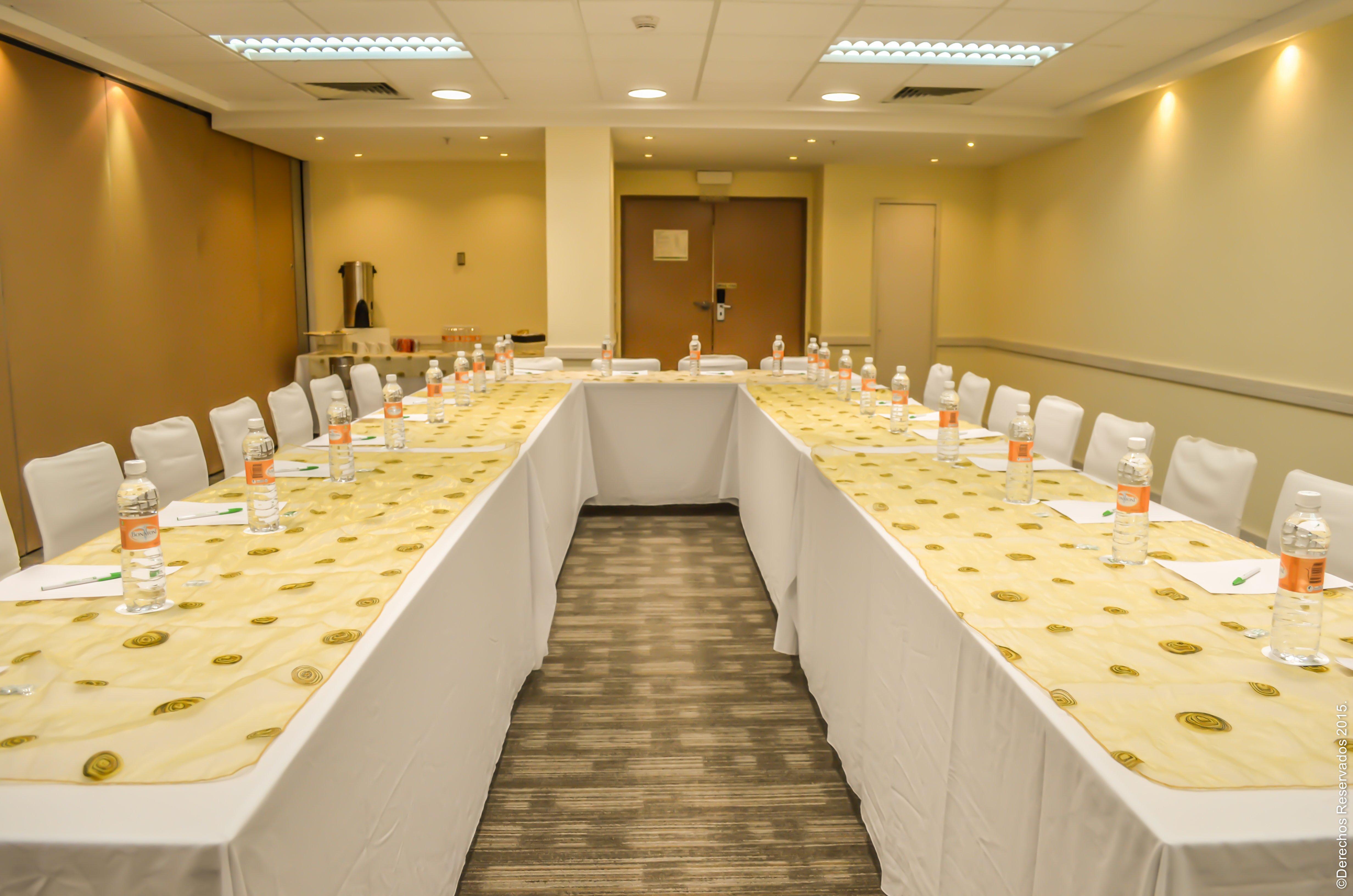 Holiday Inn Leon-Convention Center By Ihg Экстерьер фото